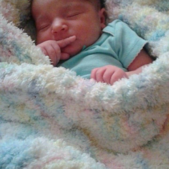 Hand knitted baby blanket - Picture 2 of 3